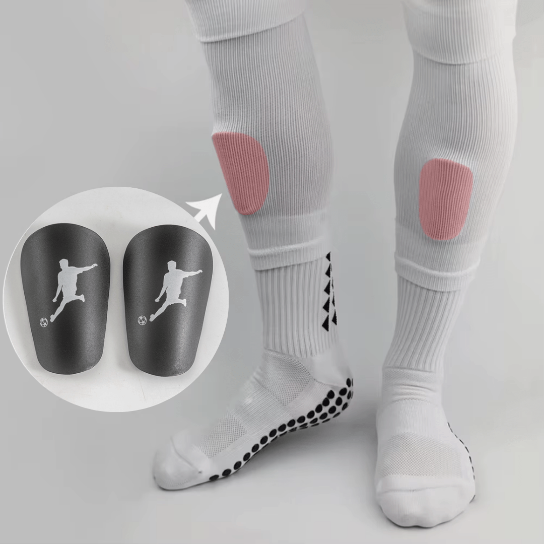 Maestro mini scheenbeschermers voor voetballers. Koop je mini scheenebschermers in de aanbieding en voel je licht op het voetbalveld. Met gripsokken.