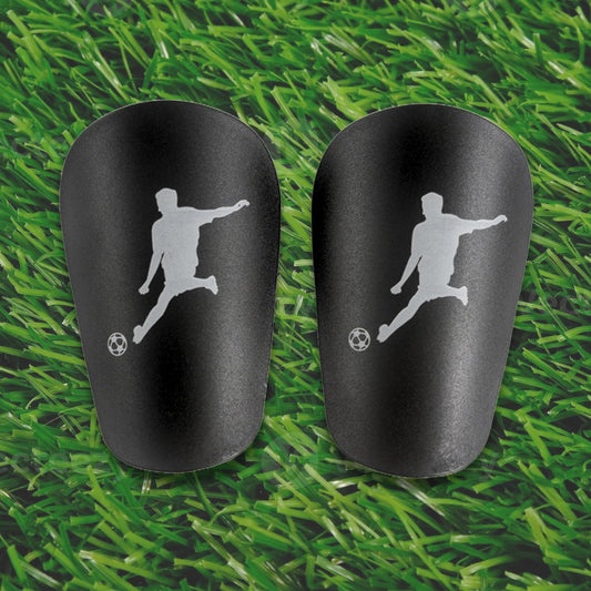 Maestro mini scheenbeschermers voor voetballers. Koop je mini scheenebschermers in de aanbieding en voel je licht op het voetbalveld.