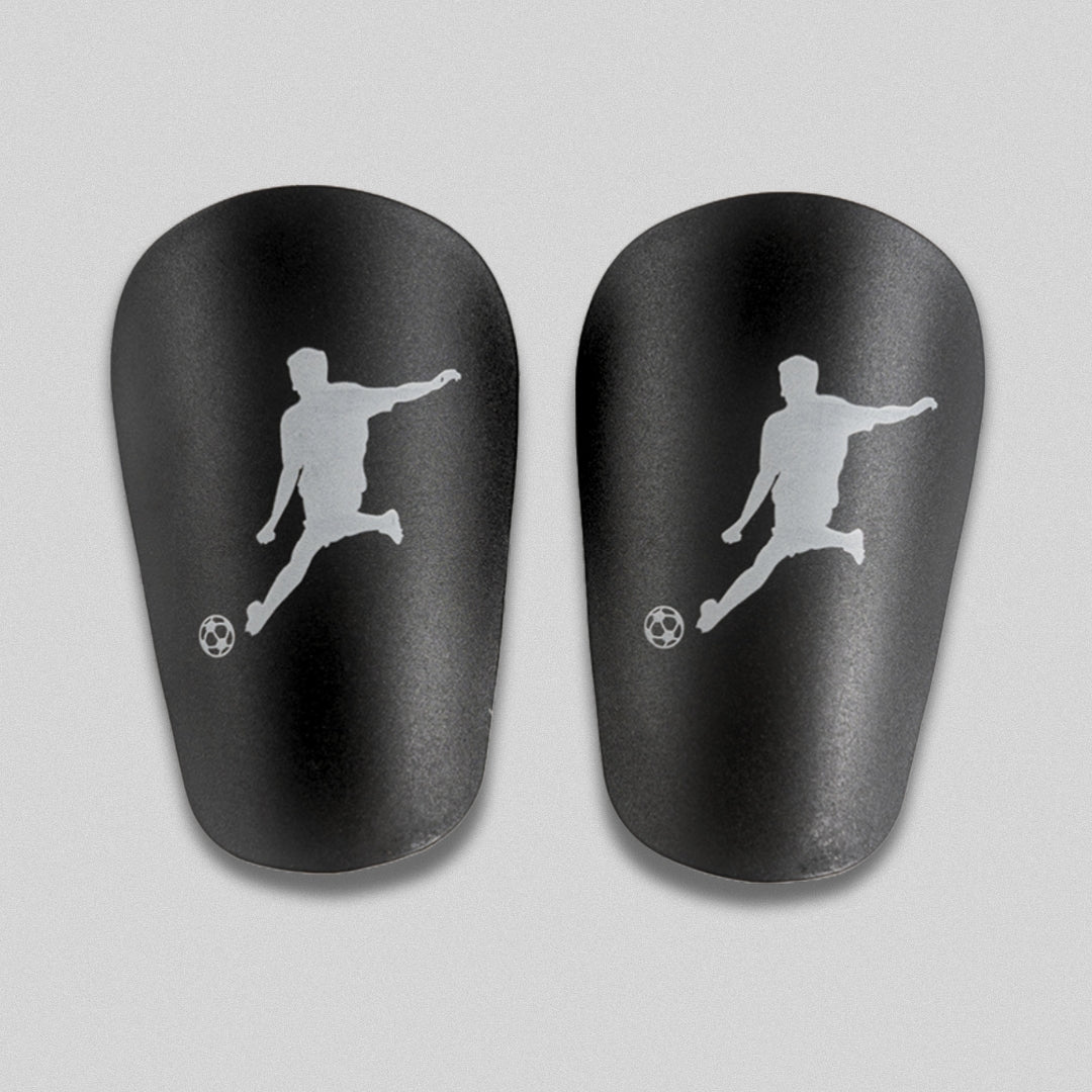 Maestro mini scheenbeschermers voor voetballers. Koop je mini scheenebschermers in de aanbieding en voel je licht op het voetbalveld.